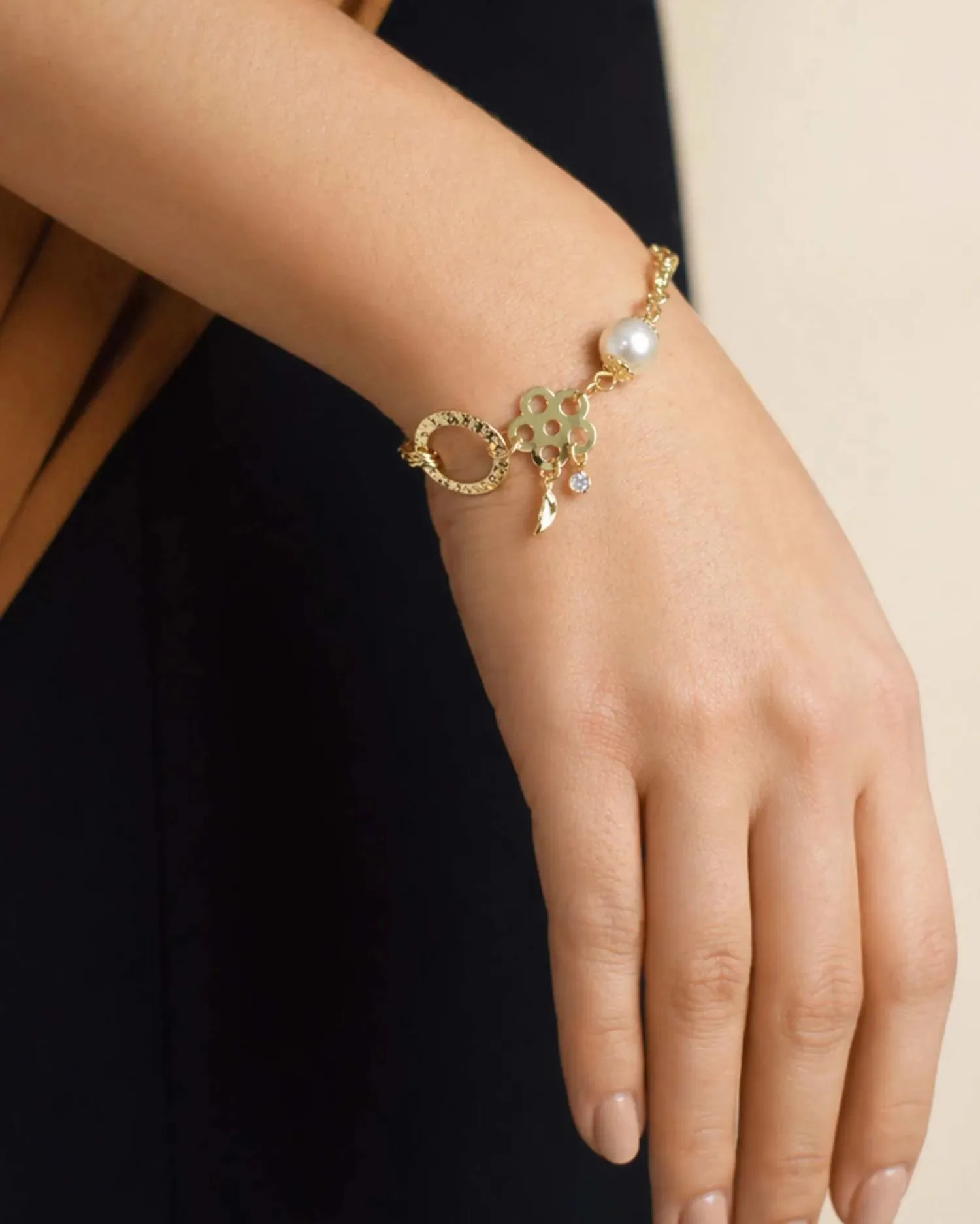 Pulseira feminina Folheada a Ouro com Pérola e Strass