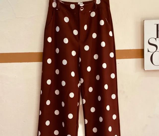 Calça pantalona marrom de poá branco