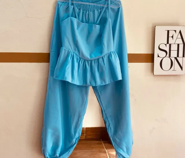 Conjunto azul-claro com blusa de babado e calça jogger