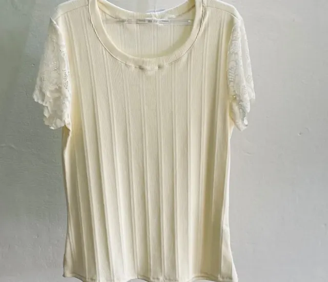 Blusa canelada com manga de renda