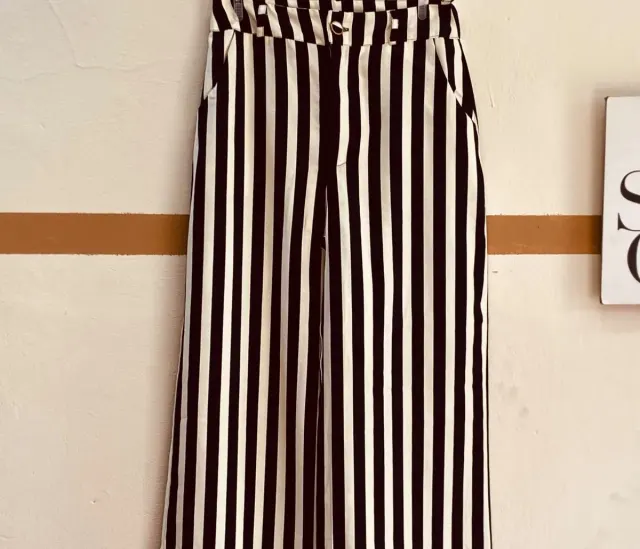 Calça pantalona listrada preta e branca