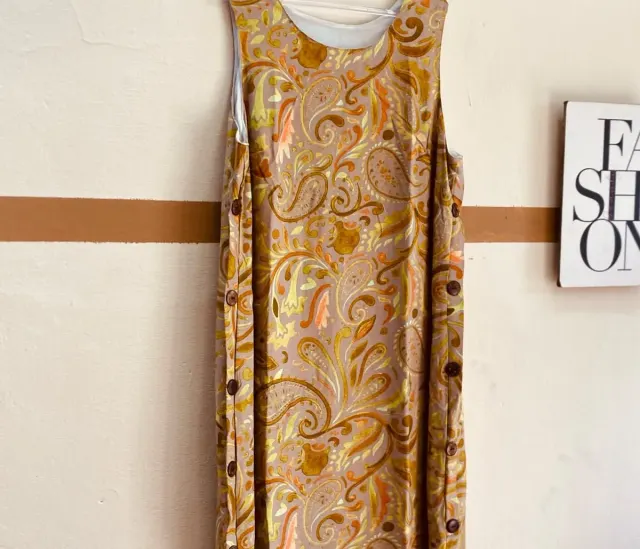 Vestido longo estampado bege e dourado