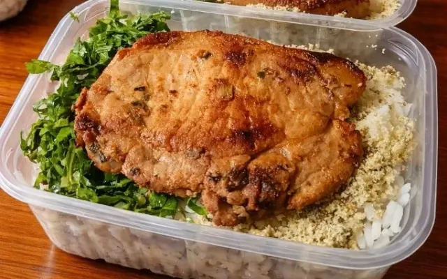 Bisteca Suína, farofa de costelinha, couve refogada