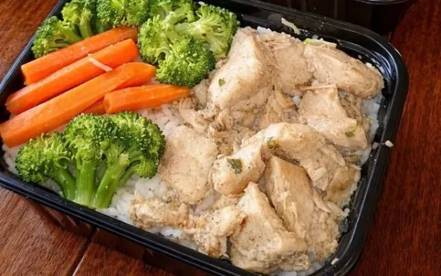 Frango em cubos com legumes salteado