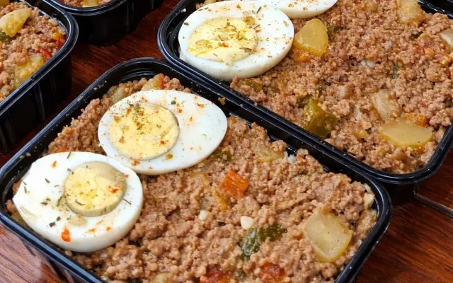 Carne moída com batata, ovo cozido, arroz e feijão