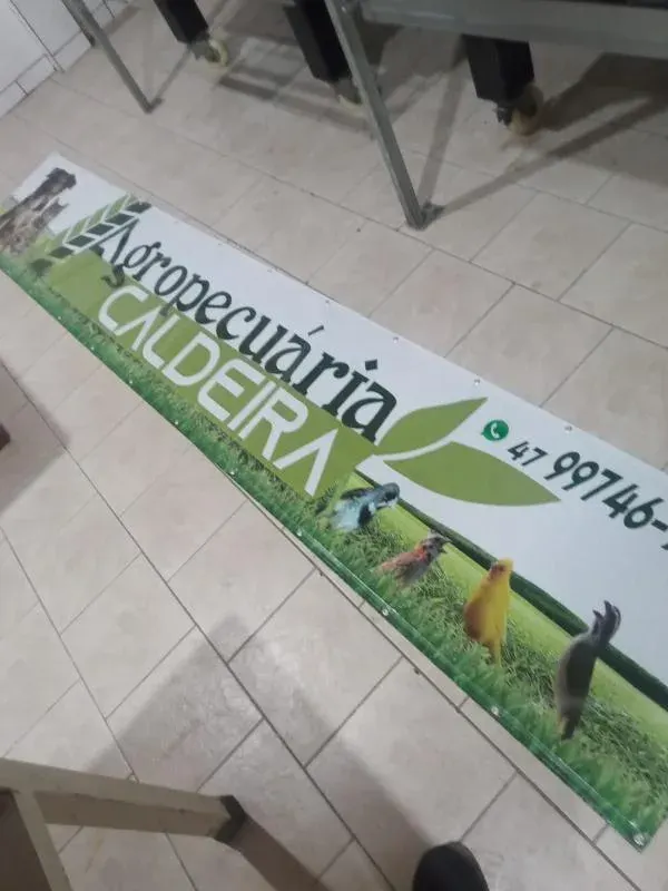Lona com acabamento em ilhós