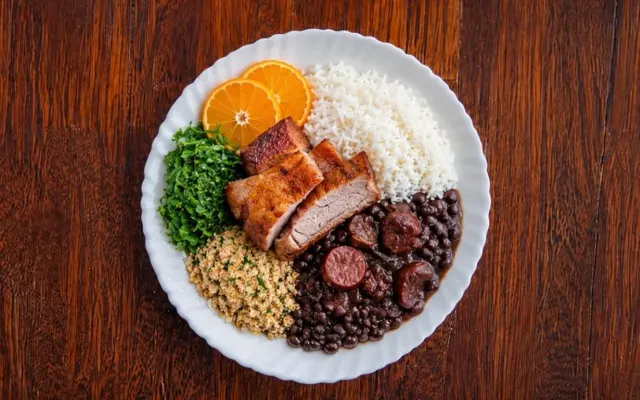 Prato Feito de Pernil Suíno com Feijão Tropeiro